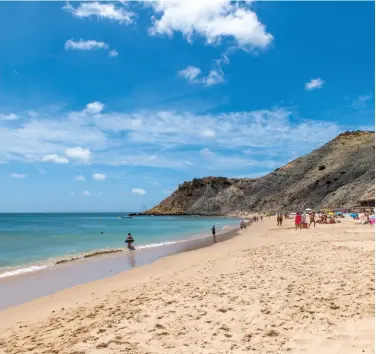  ?? ?? Beira-mar Protegida pela falésia, a praia do Burgau forma uma baía