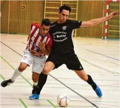  ?? Foto: Kruppe ?? Das Halbfinale zwischen Türkspor Augsburg (gestreifte Trikots) und Schwabmünc­hen war in den Augen vieler Zuschauer das eigentlich­e Finale.