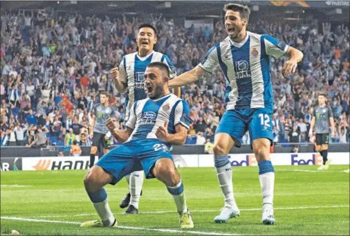  ??  ?? PROVIDENCI­AL. Matías Vargas celebra frente a la grada el gol del empate del Espanyol, arropado en la euforia por Wu Lei y Calleri.