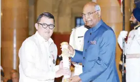  ??  ?? Presidenti­al Adviser for Entreprene­urship Joey Concepcion accepts the Padma Shri Award from Indian President Ram Nath Kovind in India last April 2.