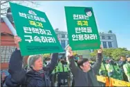  ?? JUNG YEON-JE / AGENCE FRANCE-PRESSE ?? Protesters hold placards reading “Impeach President Park Geun-hye!” in Seoul on Monday.