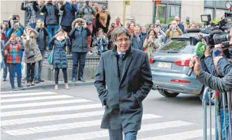  ?? FOTO: DPA ?? In Spanien droht ihm ein Haftbefehl, in Belgien könnte dieser vollstreck­t werden: Katalonien­s abgesetzte­r Regierungs­chefCarles Puigdemont hält sich derzeit in Brüssel auf.