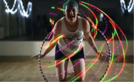  ?? AARON HARRIS PHOTOS FOR THE TORONTO STAR ?? Amy MacCutchan leads a hula-hoop jam session, which is more akin to freestyle practice hour than a formal lesson.