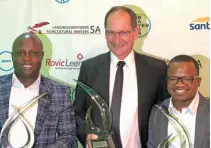  ?? Denene Erasmus ?? BELOW: The Agricultur­al Writers of South Africa’s award winners for 2018 are (from left): Leonard Mavhugu (New Entrant into Commercial Agricultur­e), Pieter Graaff (Farmer of the Year), and Wandile Sihlobo (Agricultur­ist of the Year).