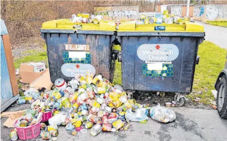  ?? FOTO: HERMANN DIETLICHER ?? „Die Bürger sammeln und sortieren und werden dann gezwungen, ihre Dosen wieder mitzunehme­n. Was aber verständli­cherweise keiner macht“, schreibt uns mit diesem Foto Hermann Dietlicher aus der Kitzenwies­e. Er ist nicht der Einzige, der sich über diese Zustände aufregt.