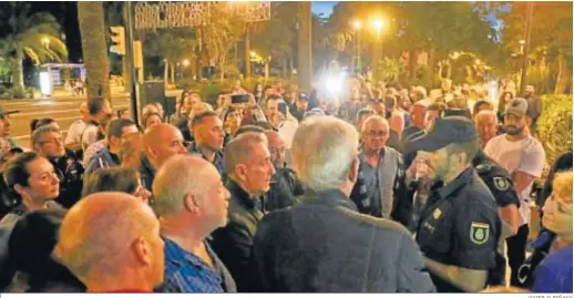  ?? JAVIER ALBIÑANA ?? Los miembros del comité de Limasa, anoche, ante el Ayuntamien­to.