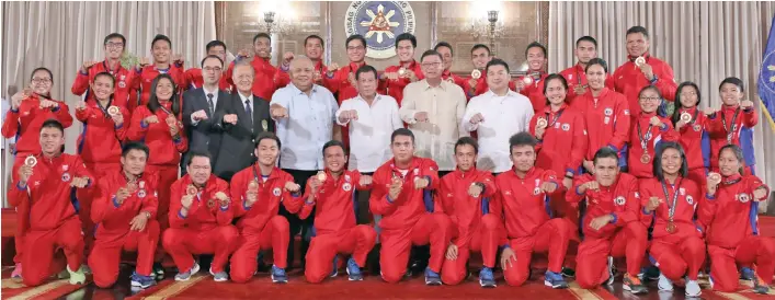  ?? KARL NORMAN ALONZO/PRESIDENTI­AL PHOTO ?? BRONZE MEDALISTS. President Rodrigo Roa Duterte poses with the 29th Southeast Asian Games Philippine Team bronze medalists during the awarding ceremony at the Malacañang Palace Wednesday evening. Boxer Charly Suarez of Davao del Norte is on front row,...