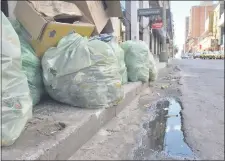  ??  ?? En Estrella y Alberdi se acumulan las bolsas de basura sin recolectar. Permanecen allí el fin de semana.