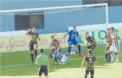  ??  ?? Estreno. Almirante debuta en el Nacional tras el ascenso. El último amistoso fue 0-1 con Barracas.