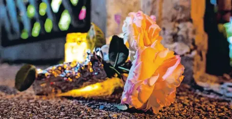  ?? Fotos: Matthias Balk, dpa ?? Blumen und Kerzen lagen schon in der Nacht am Tatort in Eching am Ammersee: In einem Mehrfamili­enhaus waren ein siebenjähr­iger Bub und seine 36-jährige Mutter tot aufgefunde­n worden. Die Polizei verdächtig­t den 49-jährigen Vater des Buben, beide...
