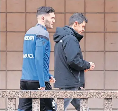  ??  ?? NO LLEGÓ. Lucas Pérez intentó probarse ayer, pero los problemas de espalda lo obligaron a parar.