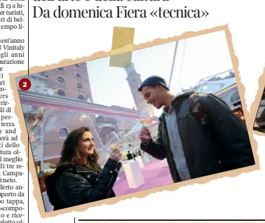  ??  ?? Di fronte all’arena, un cartello ricorda «Vinitaly and the city», l’iniziativa che coinvolge le principali piazze di Verona
Una coppia brinda in piazza Erbe, che ospiterà alcuni eventi di Vinitaly and the city
Folla in Fiera, in una delle precedenti...