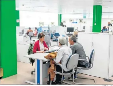  ?? R. GARCÍA / EFE ?? Oficinas centrales de la Agencia Tributaria de Valladolid durante la campaña de declaració­n del IRPF en 2019.