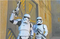  ??  ?? Los stormtroop­ers, presencia recurrente en Galaxy’s Edge.