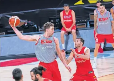  ??  ?? Pau Gasol es defendido por Rudy Fernández en un entrenamie­nto de la Selección.