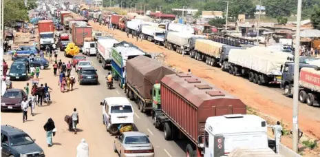  ?? Photo: NAN ?? Traffic jam along the Giri- Zuba road in Abuja yesterday, after a protest by indigenes of the FCT at Tungamaje over alleged encroachme­nt of their ancestral land by the Nigerian Army