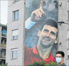  ?? FOTO: EFE ?? Cartel de Novak Djokovic en un edificio de Belgrado, primera sede del Adria Tour