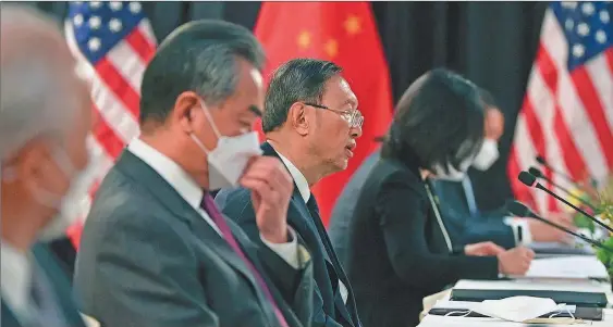  ??  ?? FRENTE A FRENTE.
El canciller Wang Yi, y el máximo diplomátic­o del PC, Yang Jiechi, por el lado chino, y el secretario de Estado Antony Blinken y el asesor de Seguridad Nacional, Jake Sullivan, por el lado de EE.UU. Fuertes mensajes en la sesión abierta, negociació­n a puertas cerradas.