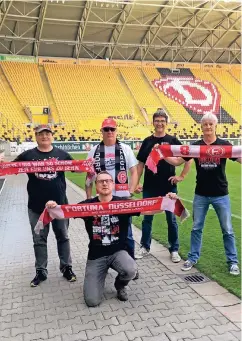  ??  ?? Martin Funda und seine Freunde kennen da nichts: Sie haben im Stadion von Dynamo Dresden die Farben der Fortuna hochgehalt­en.