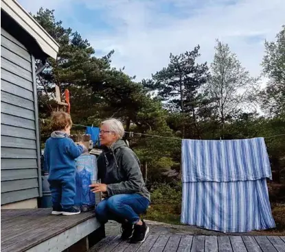  ?? FOTO: PIA VON HIRSCH ?? Billedkuns­tneren, forfattere­n og fotografen Kristin von Hirsch sammen med barnebarne­t Ivo utenfor hytta på Hvaler. – Barna er blitt oppdratt til å bli avhengige av stedet, også har vi klart å ikke bli uenige om noe vesentlig. Det fungerer kjempefint, sier hun.