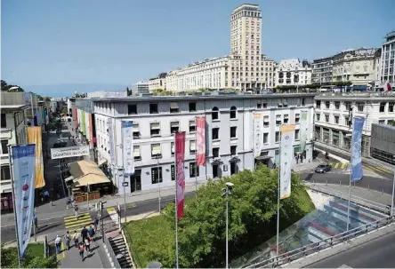  ??  ?? Le quartier du Flon à Lausanne fait l’objet de dizaines d’innovation­s et de réflexions technologi­ques de la part de son propriétai­re, la société Mobimo.