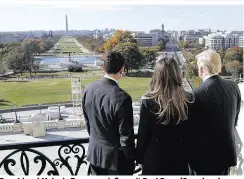  ??  ?? Donald und Melania Trump genießen mit Paul Ryan (Sprecher des Repräsenta­ntenhauses, li.) den ersten Blick aus ihrem neuen Zuhause