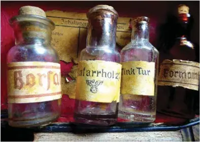  ??  ?? MEDICINA ALEMANADet­alle de los frascos del botiquín con sus nombres escritos en la típica letra gótica alemana de la época.