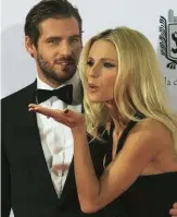  ??  ?? Tomaso Trussardi (34 anni) con la moglie Michelle Hunziker (40).