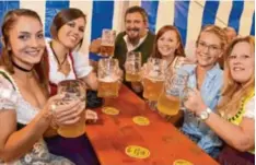  ??  ?? Viel gute Laune gab es im Bierzelt – nicht nur beim aufregende­n Anstich.