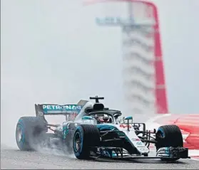  ?? FOTO: EFE ?? Lewis no tuvo rival bajo la lluvia caída sobre el circuito de Las Américas, en Austin