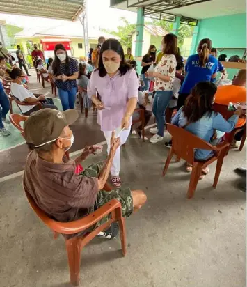  ?? (Ian Ocampo Flora) ?? ASSISTANCE. Board Member Mylyn Pineda-Cayabyab led the distributi­on of cash and food assistance to relatives of bedridden Kapampanga­ns from the towns of Sasmuan, Santa Rita and Lubao.