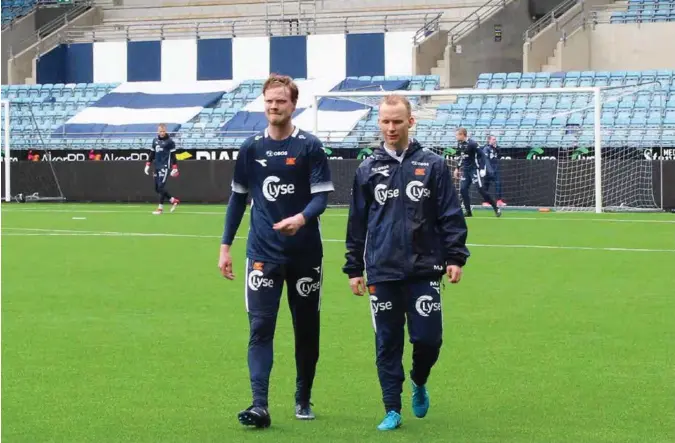  ?? KJETIL FLYGIND ?? Even Østensen har banket inn mål for Staal Jørpeland i 3. divisjon denne sesongen. Nå får han ut året på å bevise at han er god nok for Viking også. Her sammen med assistentt­rener Morten Jensen.