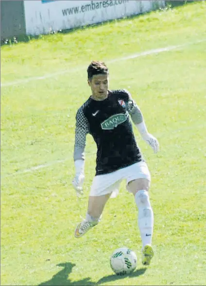  ?? FOTO: MD ?? Andoni Errasti se dispone a golpear el balón durante un partido con la Cultural de Durango