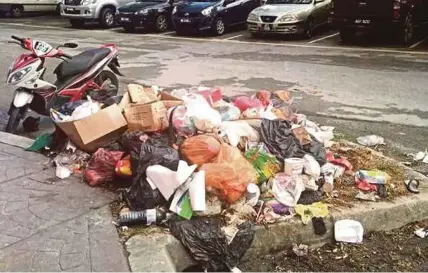  ?? PIC COURTESY OF READER ?? The rubbish in front of a kindergart­en in Damansara Damai.
