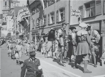  ?? FOTO: STADT ?? Das Bild von 1956 zeigt den Festzug beim Schülerfes­t mit der Gruppe „ Bauernkrie­g“in der Kirchstraß­e.