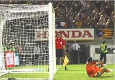  ??  ?? Goalkeeper Michel Vorm of Tottenham Hotspur can’t make the save during penalty shootout of the Internatio­nal Champions Cup 2018 match against Barcelona at Rose Bowl in Pasadena, California. — AFP photo