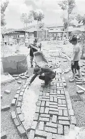  ??  ?? GOTONG -ROYONG: Sebahagian guru dan PIBG SMK Pekan Telipok yang melaksanak­an gotong-royong.