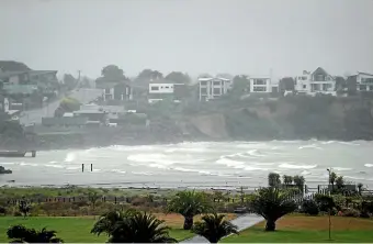  ?? AIMAN AMERUL MUNER/STUFF ?? Strong waves and heavy rain on Saturday pound the coastline at Caroline Bay in Timaru.