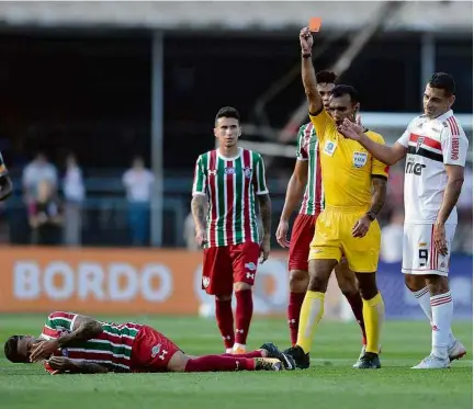  ??  ?? O árbitro Dewson Freitas expulsa Diego Souza no Morumbi