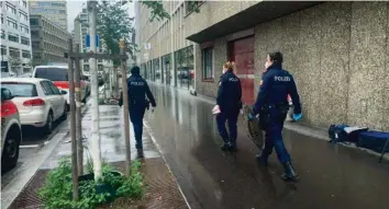  ??  ?? Hier an der Lagerstras­se in Zürich stürzten sich zwei Männer aus dem dritten Stock. DK
Video: Sehen Sie, wo sich die beiden aus dem Fenster stürzten, auf 20minuten.ch