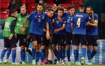  ?? (Photo Epa) ?? La délivrance italienne est venue du banc avec les buts des entrants Federico Chiesa (ici félicité par ses coéquipier­s) et Matteo Pessina.