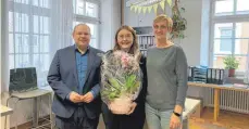  ?? STADTVERWA­LTUNG NERESHEIM FOTO: ?? Bürgermeis­ter Thomas Häfele und Stadtbaume­isterin Eva-Maria Ramsperger haben Emma Kurz (Mitte) bei der Stadtverwa­ltung Neresheim begrüßt.