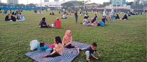  ?? ?? SUASANA Dataran MBJB yang menjadi lokasi tumpuan berbuka puasa. - Gambar NSTP/OMAR AHMAD