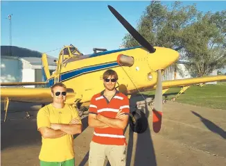  ??  ?? En familia. Elio Skare, a la izq., junto a su primo, Erik Skare, posando antes de comenzar los labores. Elio es el piloto y Erik hace la logística del vuelo. Hace dos años que trabajan juntos en esta empresa familiar.