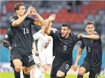  ?? FOTO: LUKAS BARTH/DPA ?? Großer Moment aus deutscher Sicht, größeres Zeichen von internatio­naler Bedeutung: Nach seinem Treffer gegen Ungarn formt Leon Goretzka (links) ein Herz als Symbol für Toleranz und Vielfalt.