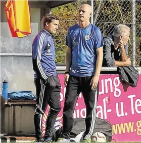  ?? BILD: SN/KRUG ?? Philip Buck (l.) löst Zoran Maric auf der Trainerban­k des Salzburg-Ligisten Golling ab.