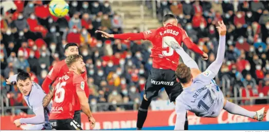  ?? CATI CLADERA / EFE ?? El delantero holandés Luuk de Jong conecta una espectacul­ar chilena que estrella el balón en el larguero del Mallorca.