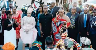  ??  ?? FolM oIdeT Tl ibFT: hing Mswati III, President bdgar iungu, Inkhosikat­i and First iady bsther iungu watch traditiona­l dancers perform at henneth haunda Internatio­nal Airport shortly before departure yesterday. PICTUob BY SAiIM ebNoY