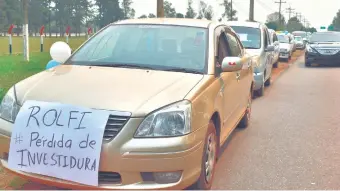  ??  ?? Una larga caravana de vehículos con carteles criticando al senador Friedmann y exigiendo su expulsión del Senado recorrió las principale­s calles de Villarrica.