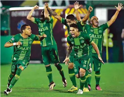  ?? Nelson Almeida/AFP ?? Jogadores da Chapecoens­e comemoram classifica­ção às quartas de final da Copa Sul-Americana, na Arena Condá